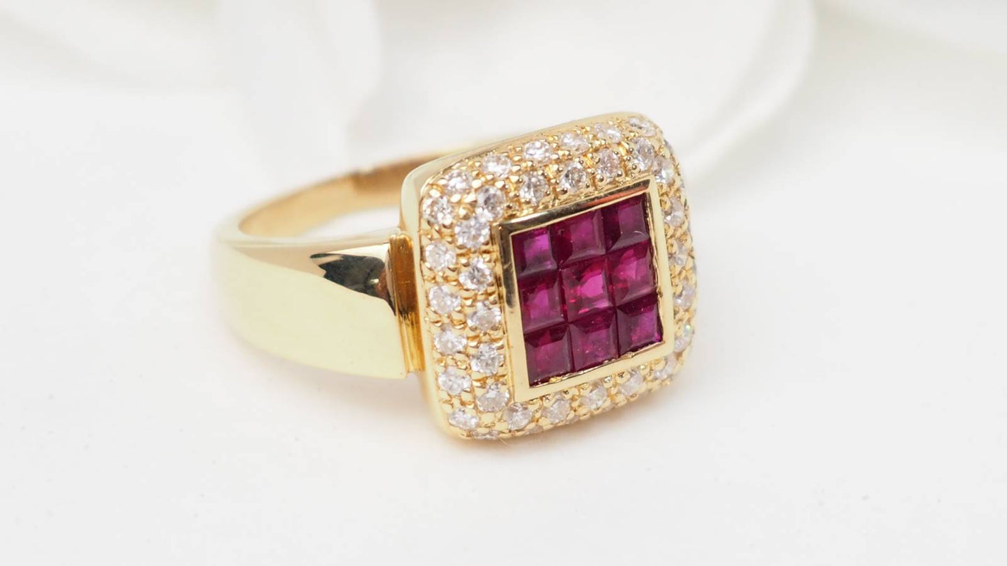 Bague carrée en or jaune, rubis et diamants