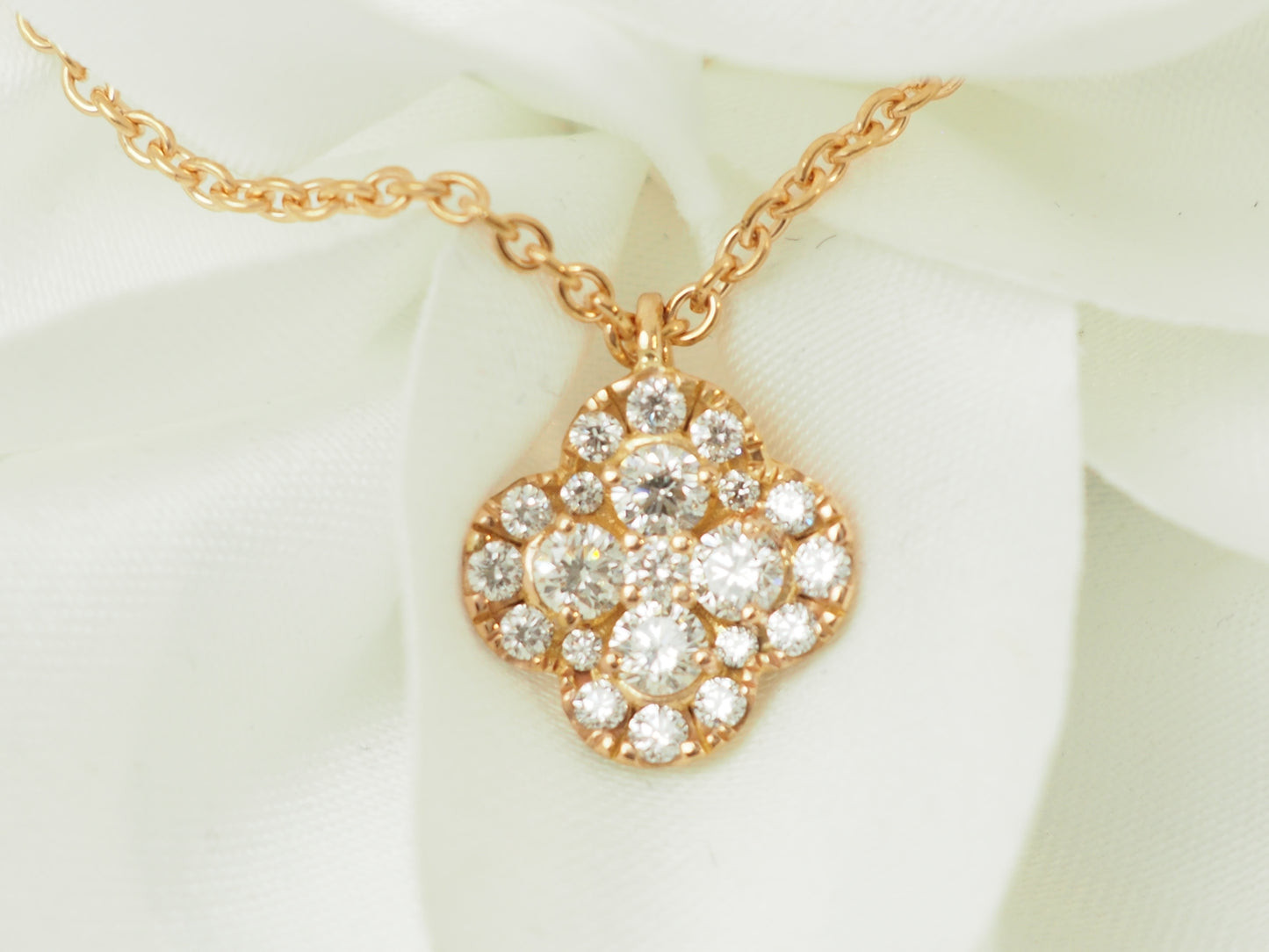 Collier pendentif en or jaune et diamants 