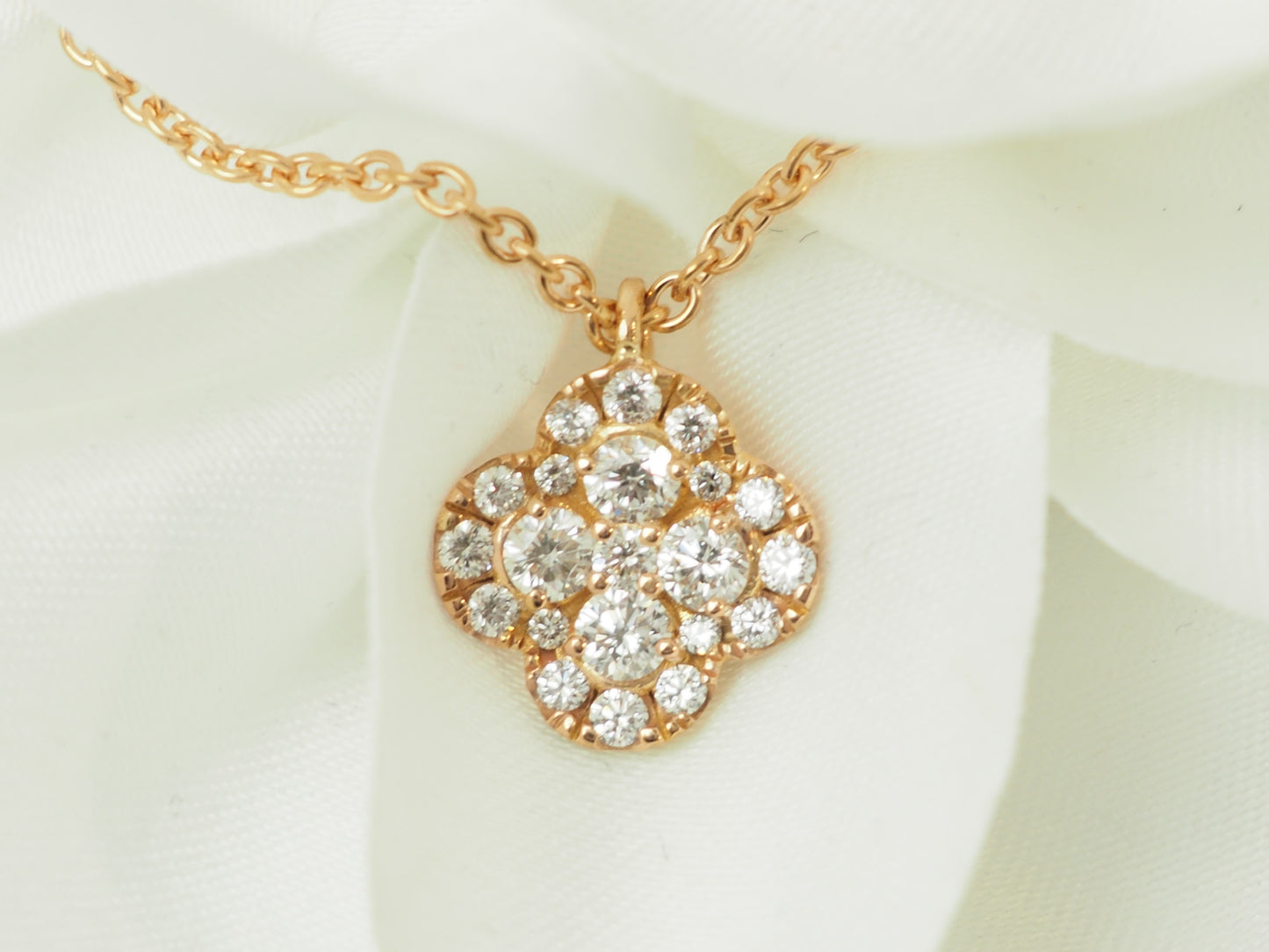 Collier trèfle en or rose et diamants