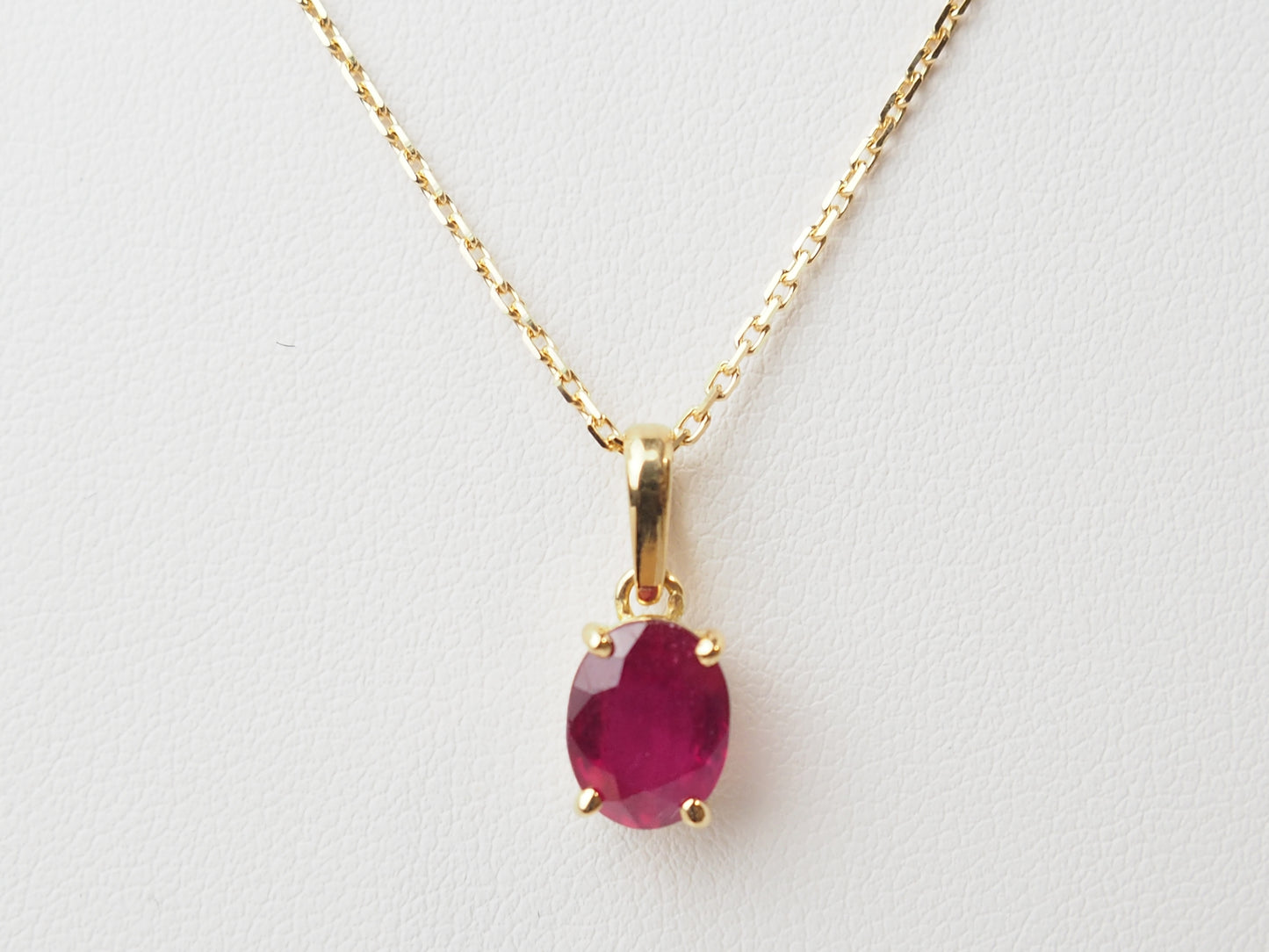 Collier solitaire en or jaune et rubis 2,36cts