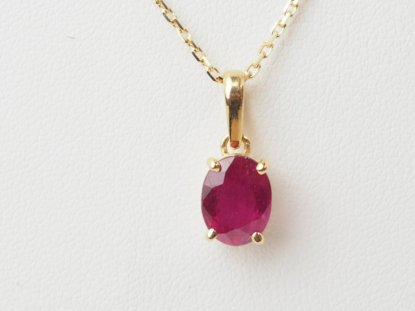 pendentif en or jaune rubis 