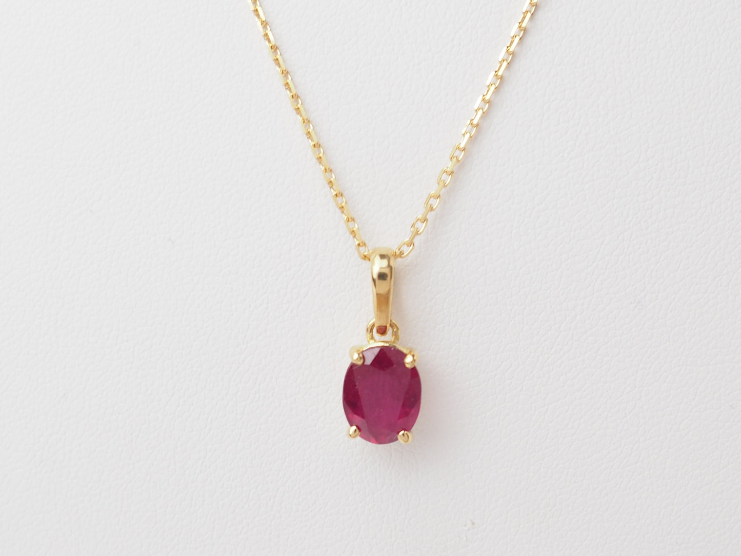 Collier solitaire en or jaune et rubis 2,36cts