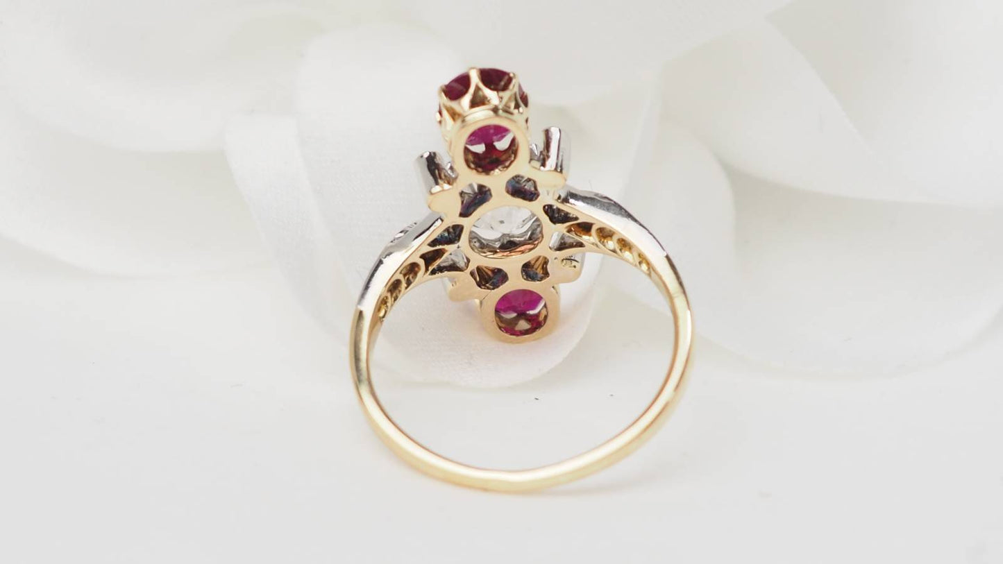 Bague marquise en jaune, rubis et diamants