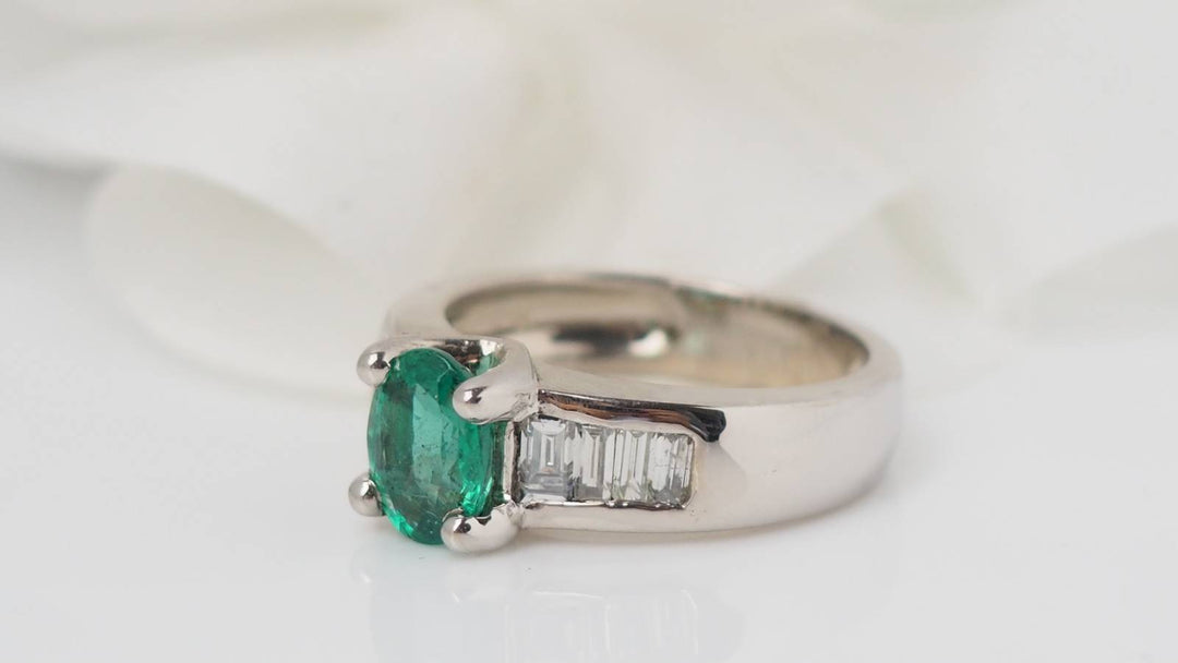 Bague de luxe en or blanc, émeraude et diamants baguettes