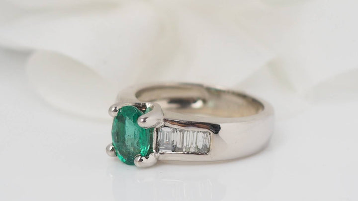 Bague de luxe en or blanc, émeraude et diamants baguettes