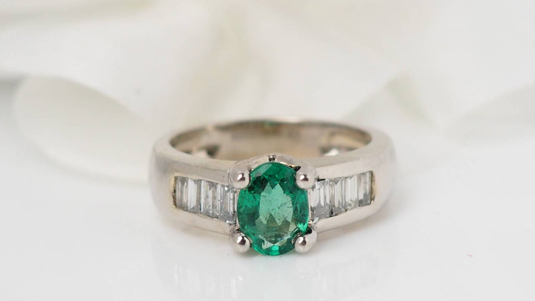 Bague en or blanc, émeraude et diamants 