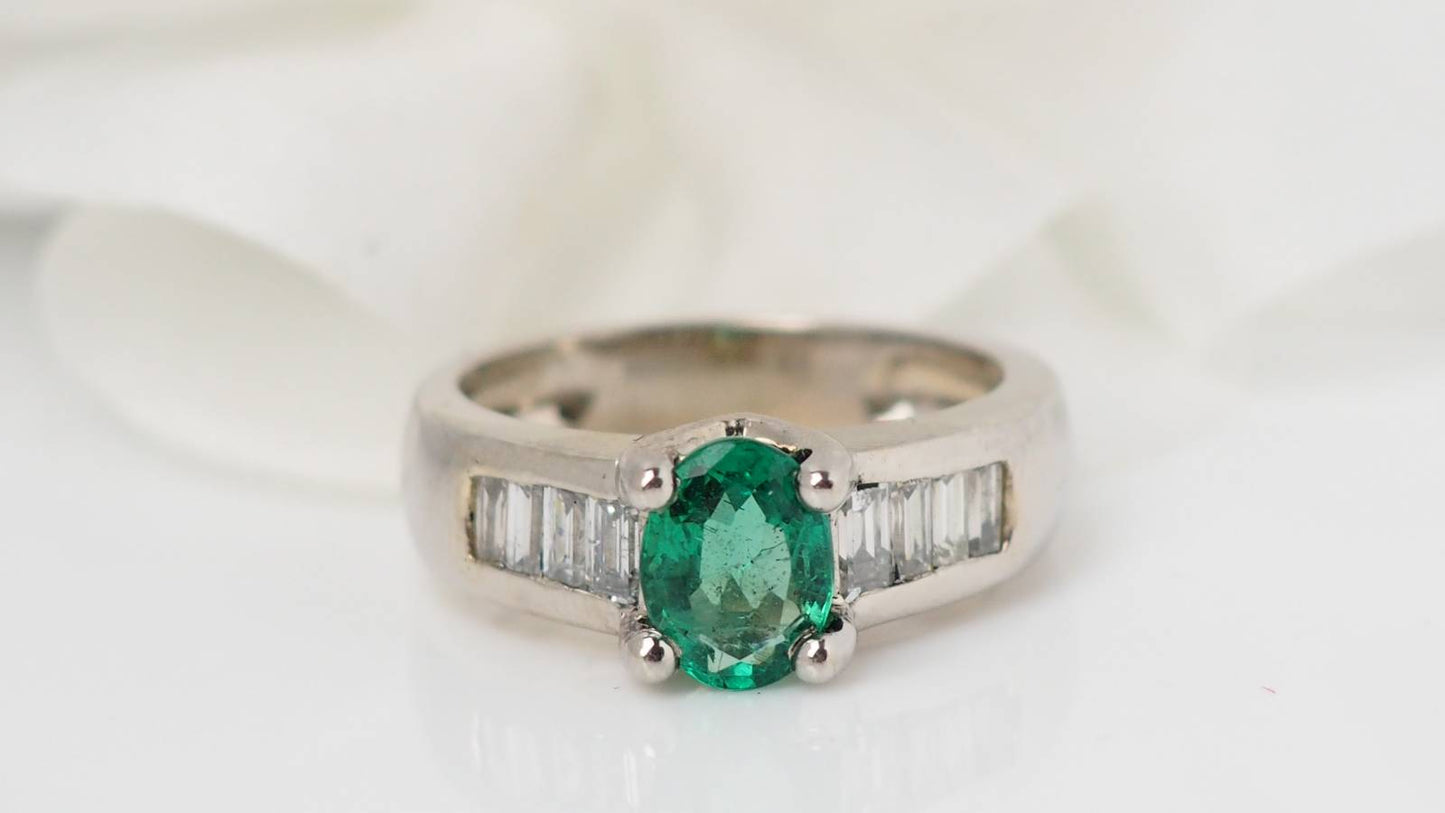 Bague en or blanc, émeraude et diamants 