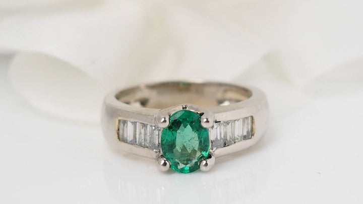 Bague en or blanc, émeraude et diamants 