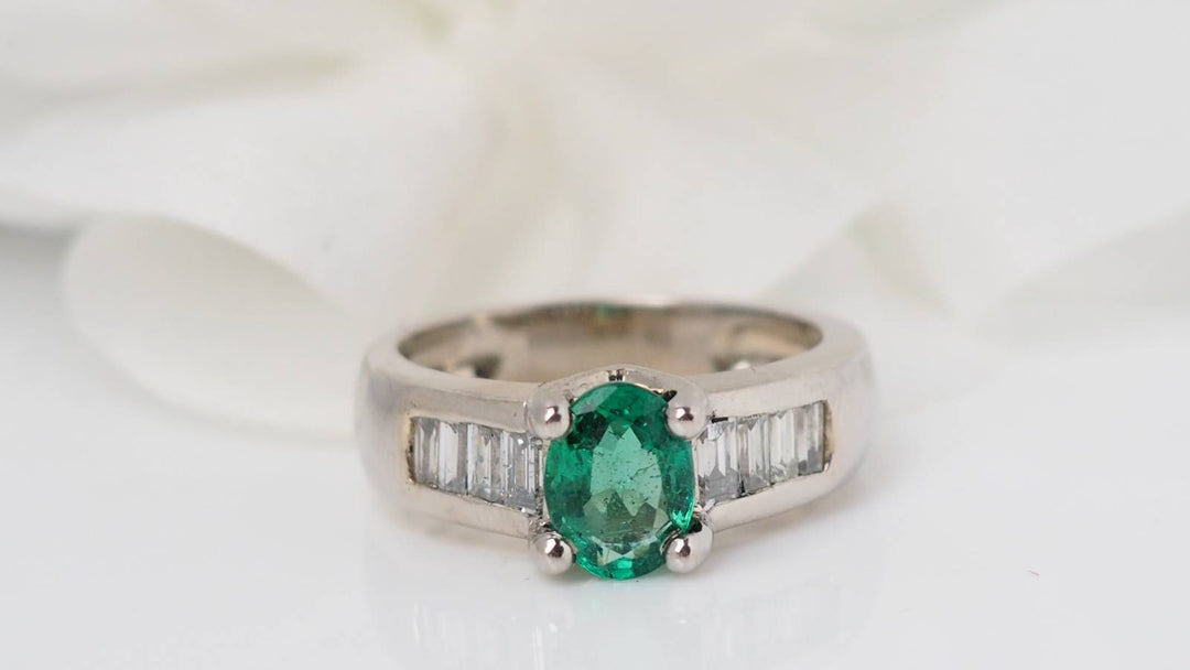 Bague de luxe en or blanc, émeraude et diamants baguettes