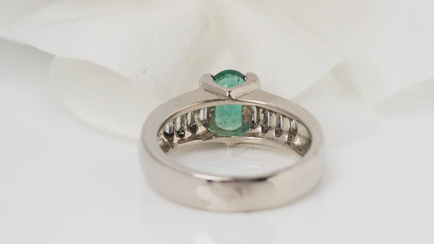 Bague de luxe en or blanc, émeraude et diamants baguettes