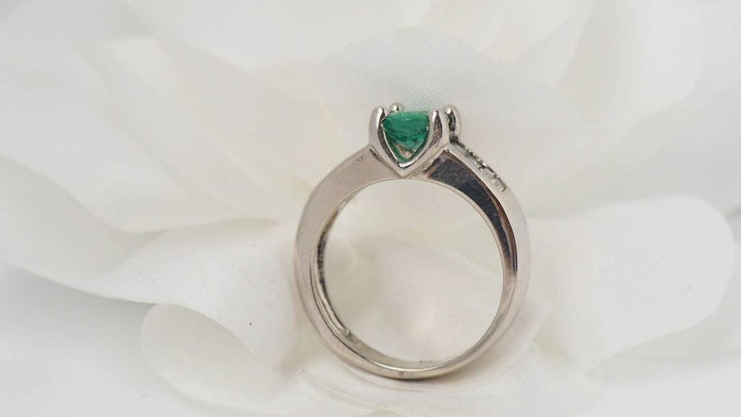 Bague de luxe en or blanc, émeraude et diamants baguettes