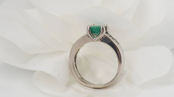 Bague de luxe en or blanc, émeraude et diamants baguettes