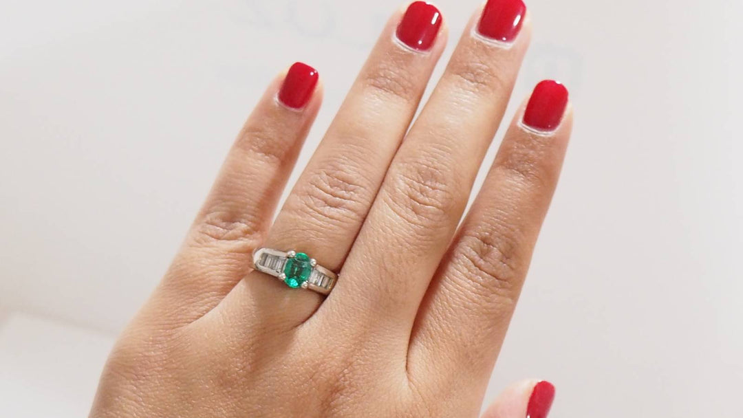 Bague de luxe en or blanc, émeraude et diamants baguettes