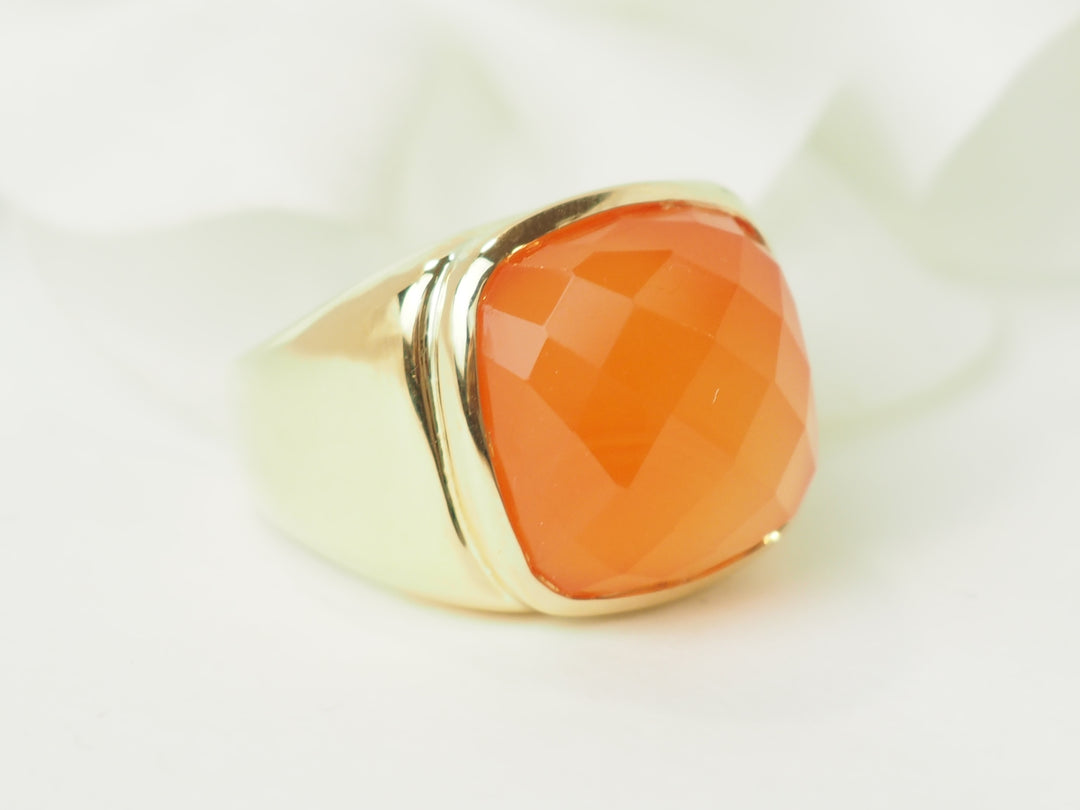 Bague chevalière en or jaune et Cornaline