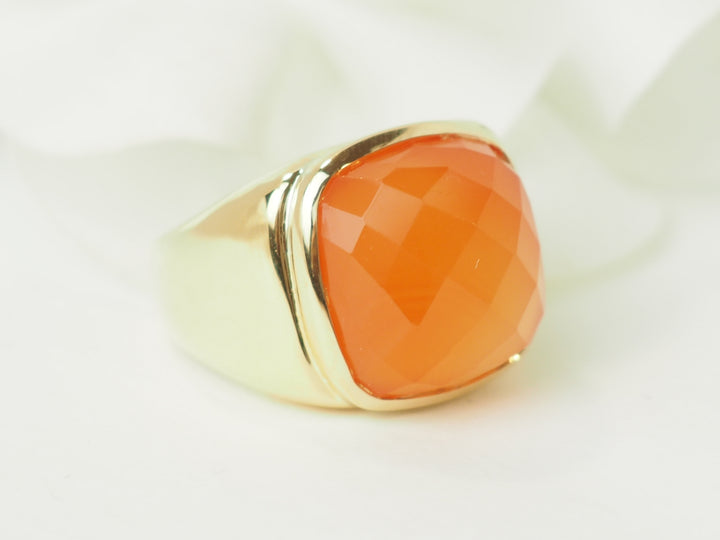 Bague chevalière en or jaune et Cornaline