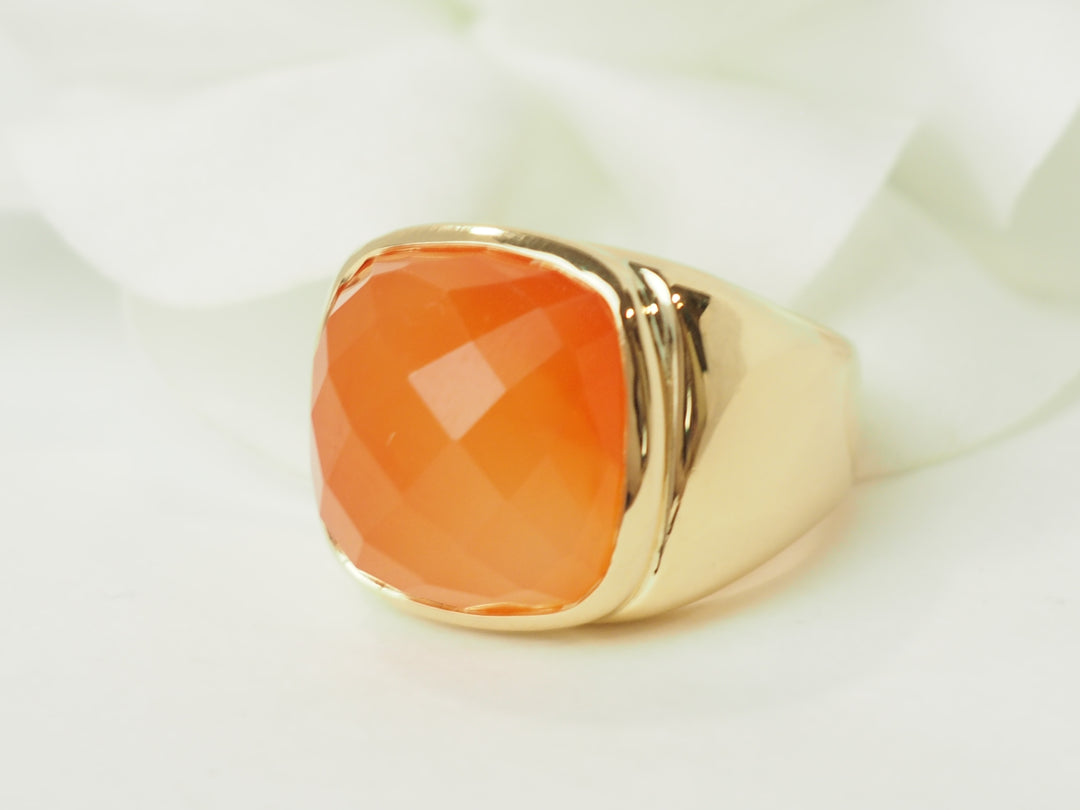 Bague chevalière en or jaune et Cornaline