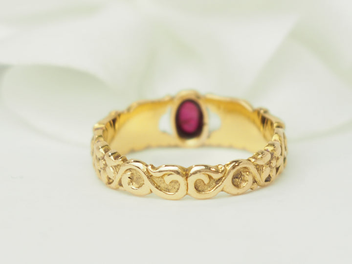 Bague ancienne en or jaune et rubis en cabochon
