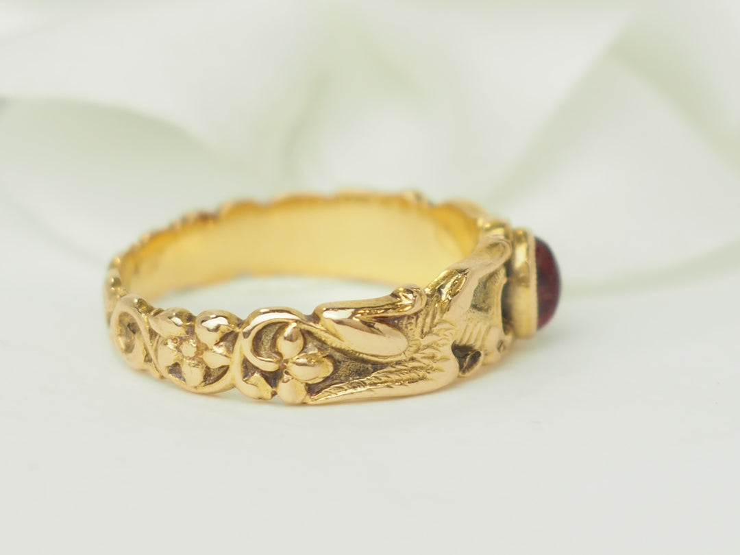 Bague ancienne en or jaune et rubis en cabochon