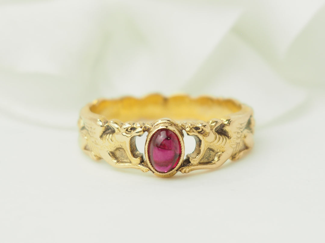 Bague ancienne en or jaune et rubis en cabochon