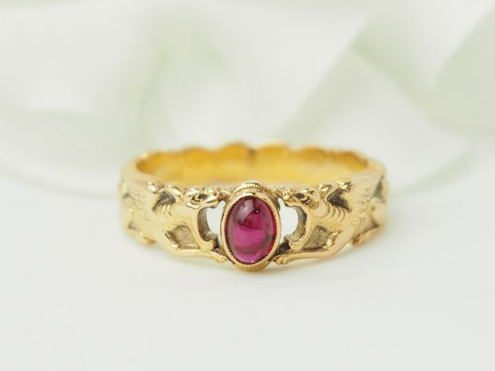 Bague ancienne en or jaune et rubis en cabochon