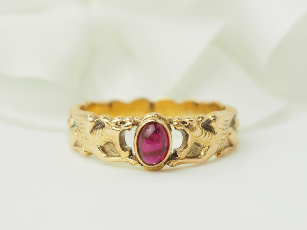 Bague ancienne en or jaune et rubis en cabochon