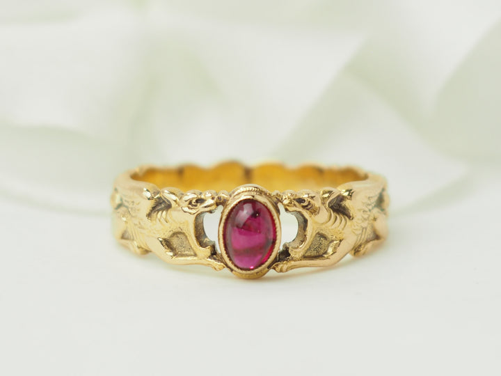 Bague ancienne en or jaune et rubis en cabochon