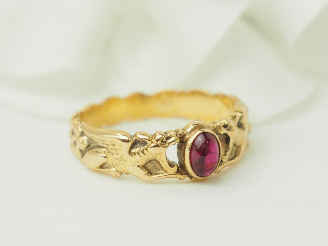 Bague ancienne en or jaune et rubis en cabochon