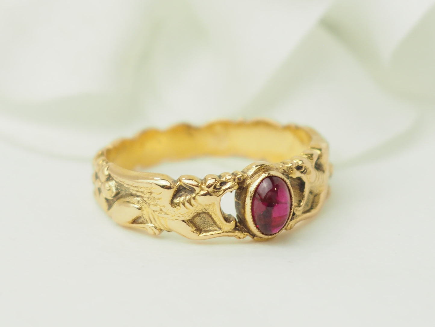 Bague ancienne en or jaune et rubis en cabochon