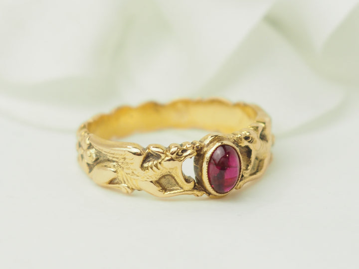 Bague ancienne en or jaune et rubis en cabochon
