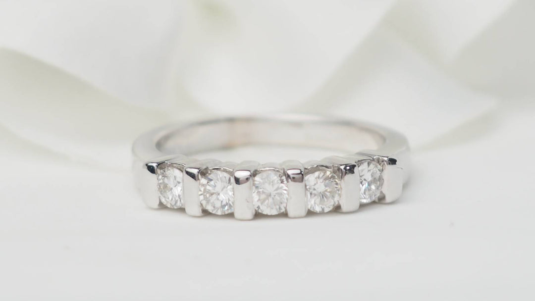 Demi alliance en or blanc et diamants