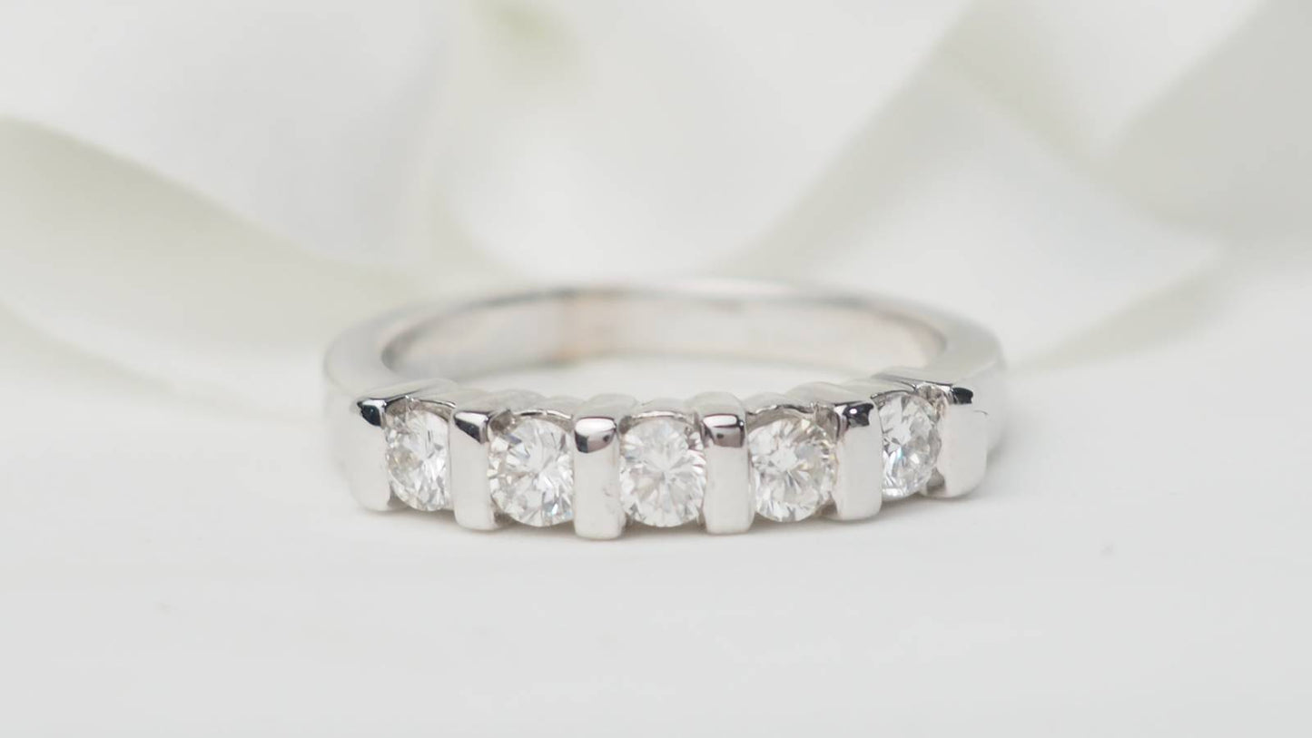 Demi alliance en or blanc et diamants