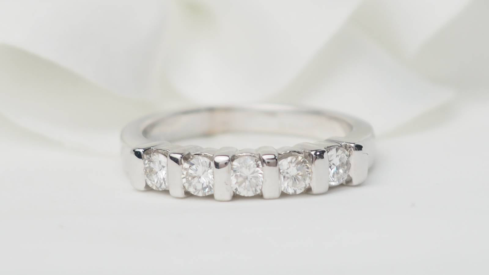 Demi alliance en or blanc et diamants