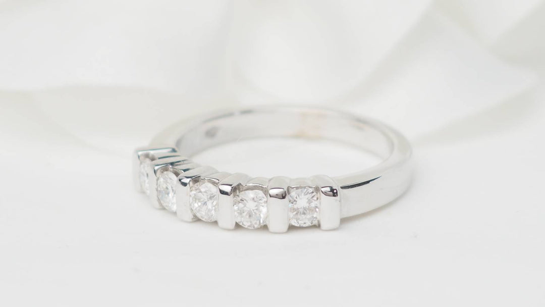 Demi alliance en or blanc et diamants 0.60ct