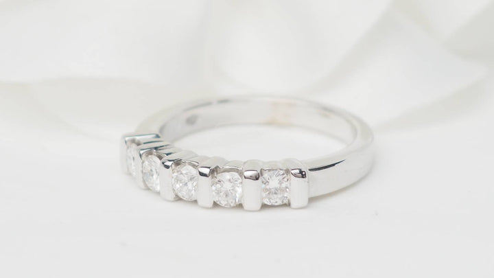 Demi alliance en or blanc et diamants 0.60ct