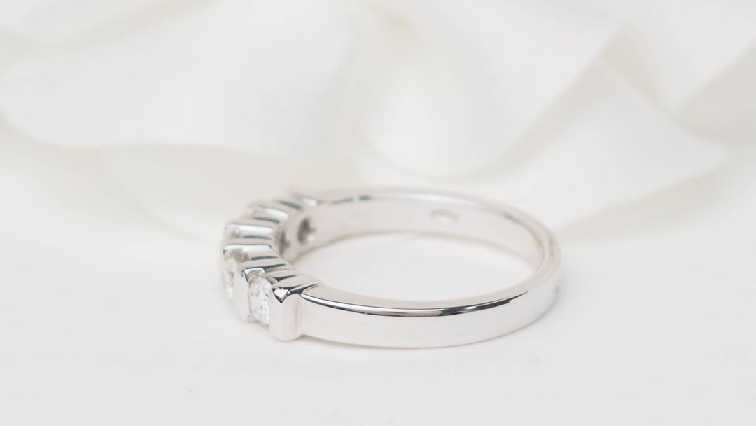 Demi alliance en or blanc et diamants 0.60ct