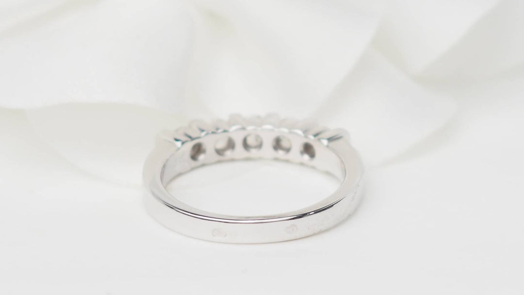 Demi alliance en or blanc et diamants 0.60ct