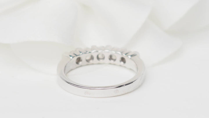 Demi alliance en or blanc et diamants 0.60ct