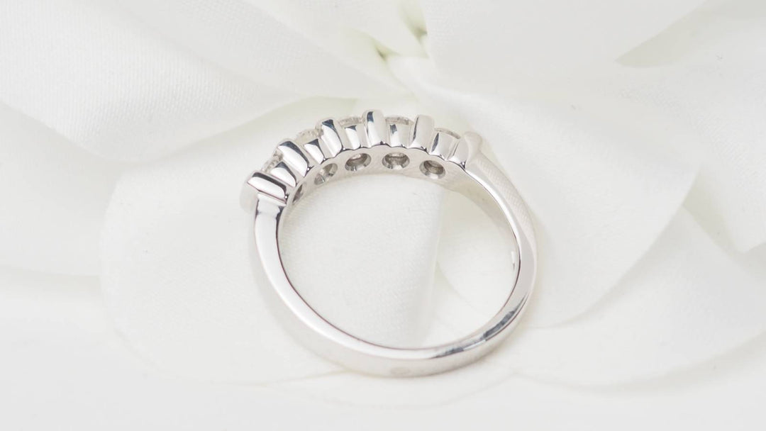 Demi alliance en or blanc et diamants 0.60ct