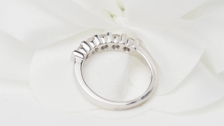 Demi alliance en or blanc et diamants 0.60ct