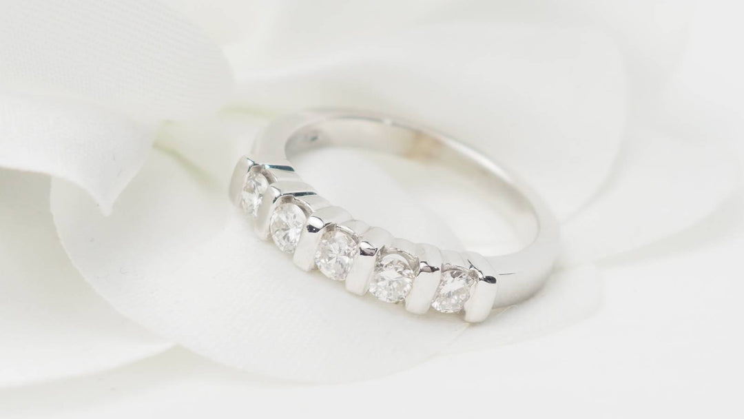 Demi alliance en or blanc et diamants 0.60ct