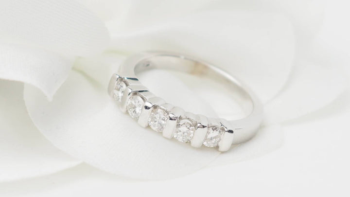Demi alliance en or blanc et diamants 0.60ct