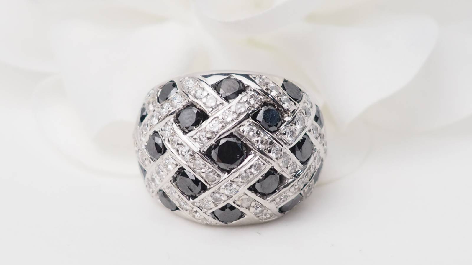 Bague jonc en or blanc et diamants blancs et noirs 