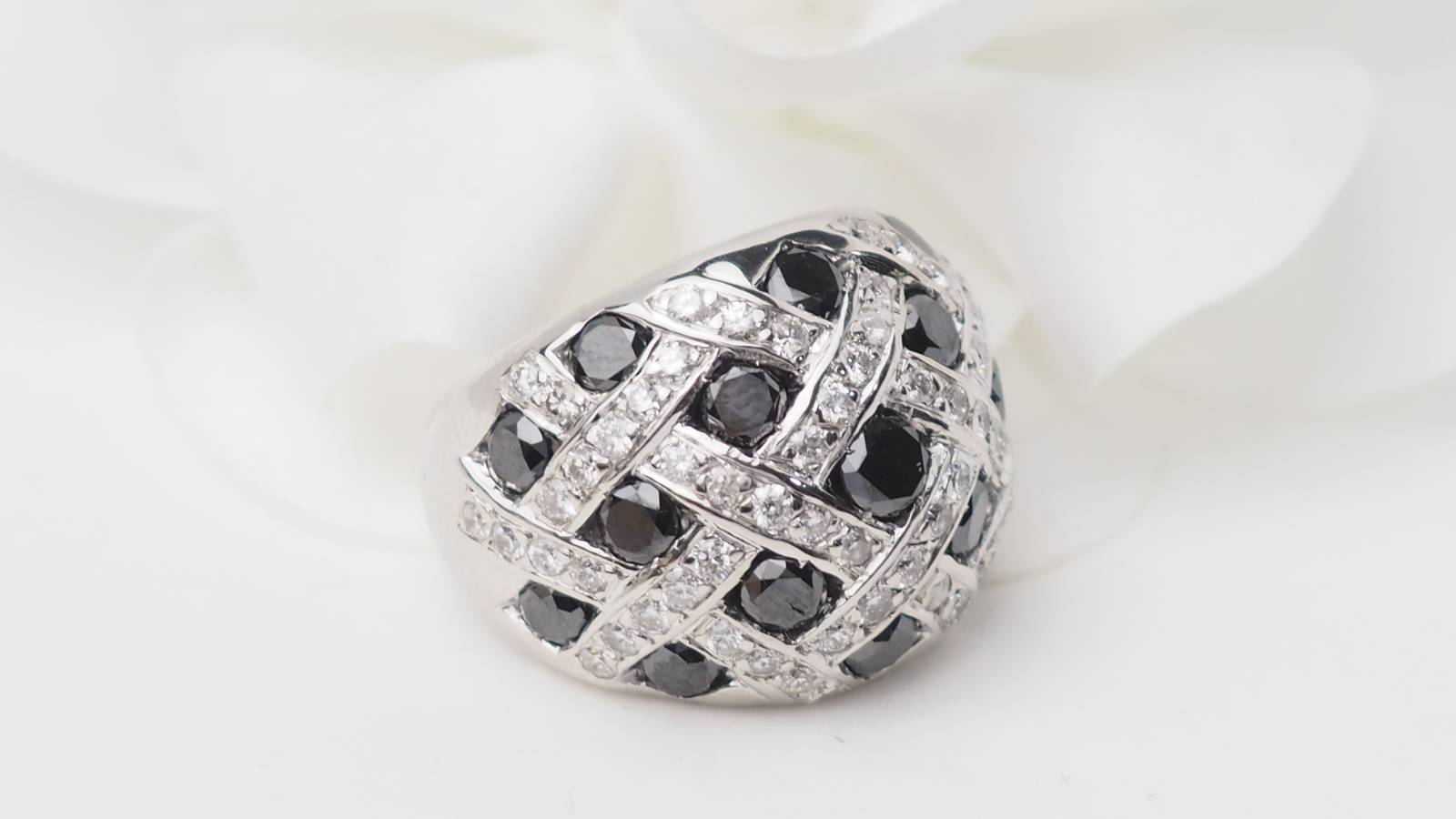 Importante bague Jonc en or blanc et diamants noirs