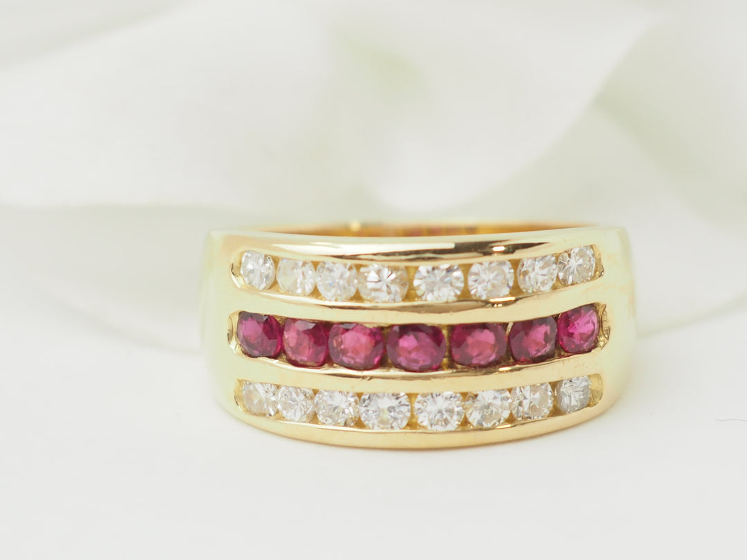 Bague ruban en or jaune, rubis et diamants