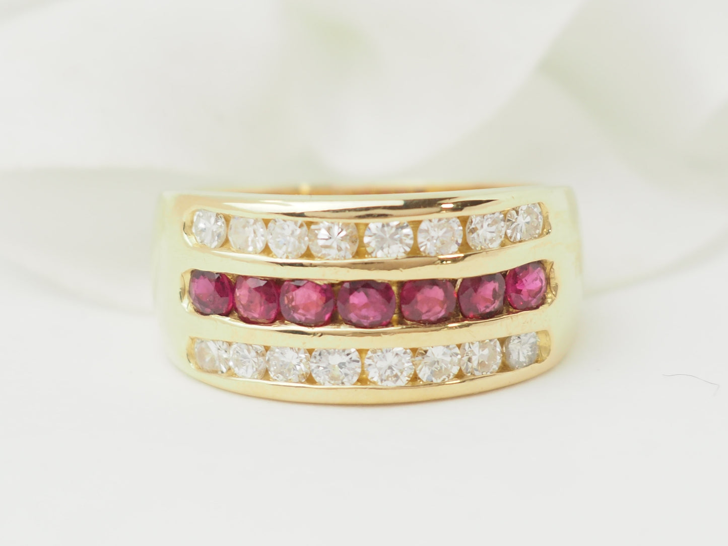 Bague ruban en or jaune, rubis et diamants
