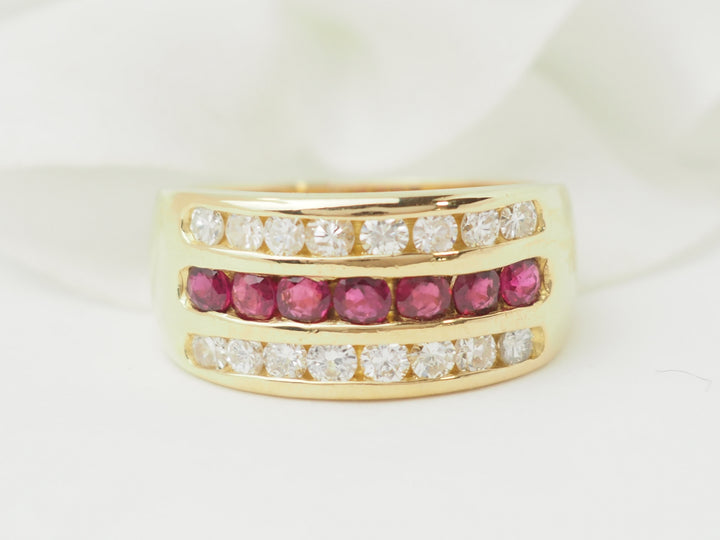 Bague ruban en or jaune, rubis et diamants