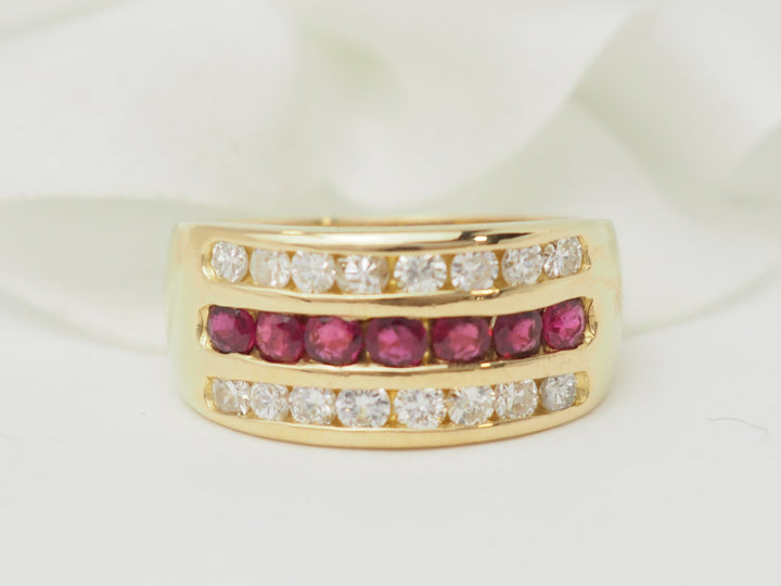 Bague ruban en or jaune, rubis et diamants