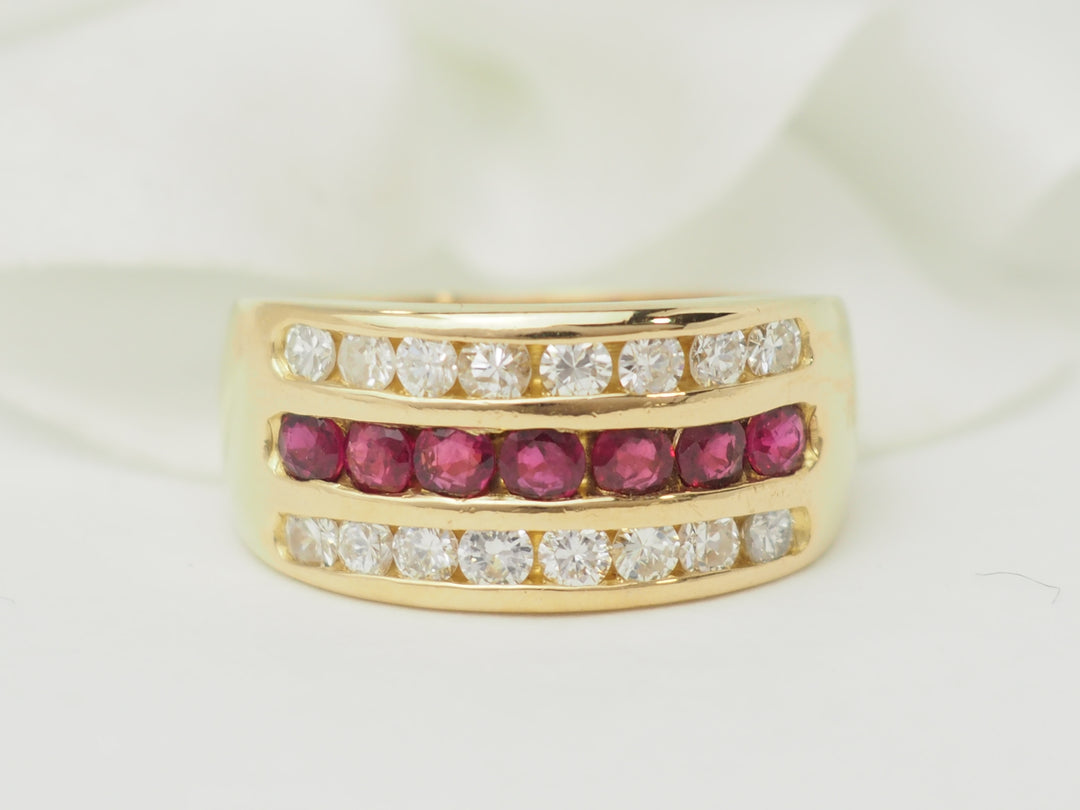 Bague ruban en or jaune, rubis et diamants