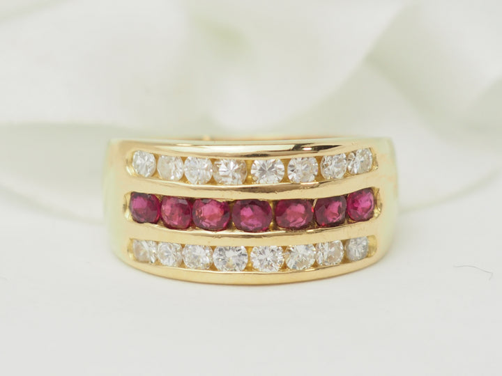Bague ruban en or jaune, rubis et diamants