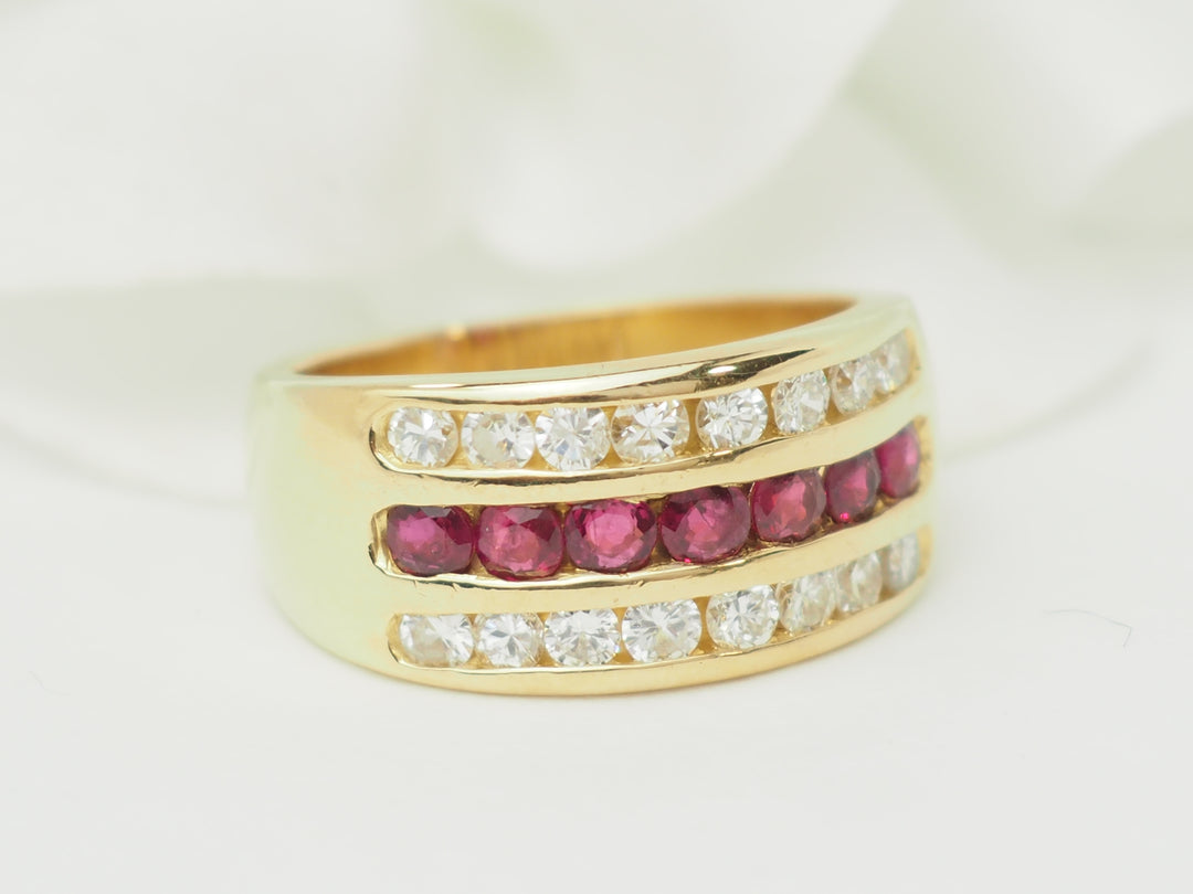 Bague ruban en or jaune, rubis et diamants